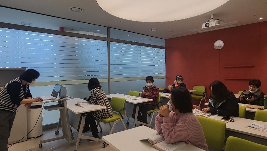 성동50플러스센터 ‘정리수납봉사단’ 수강생들이 배움터2실에서 박윤경 강사의 수업을 듣고 있는 사진