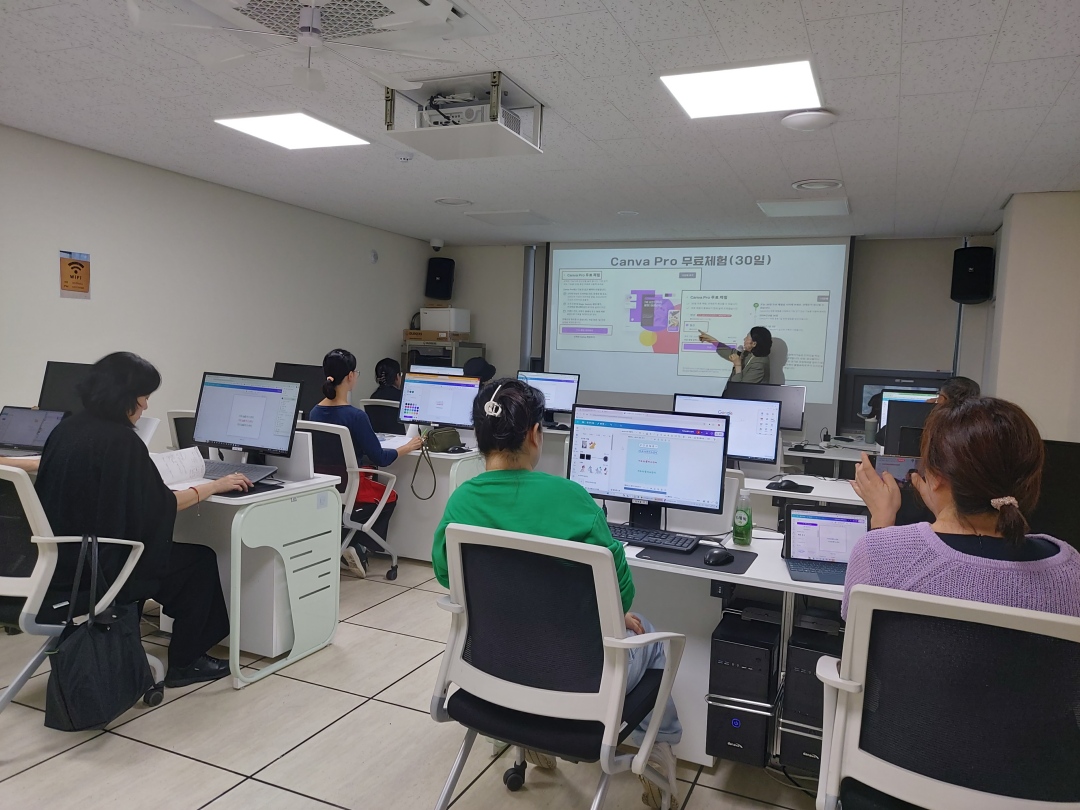 백세인생아카데미 스마트 수업 중인사진