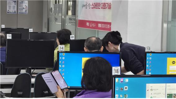 강사가 직접 옆에서 알려주는 모습