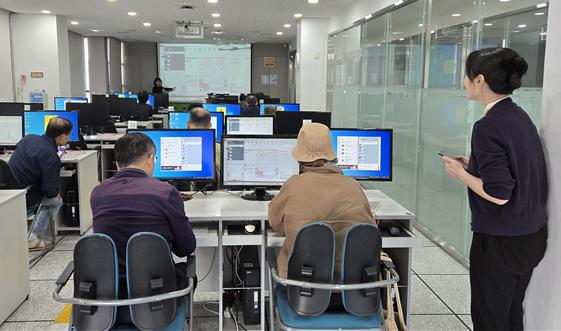 수업에 집중하는 수강생들