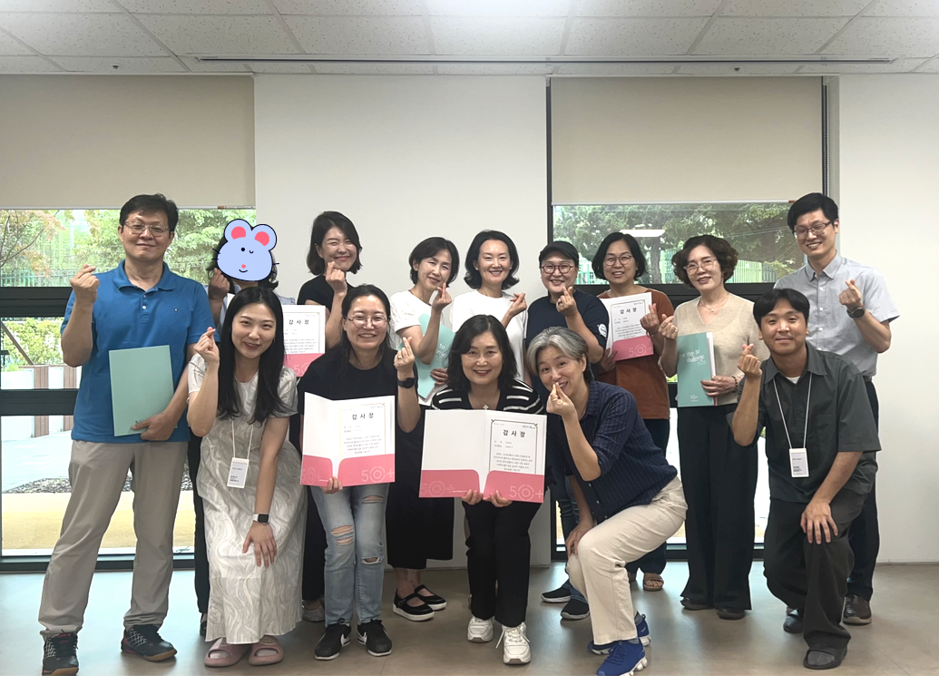 간담회+단체사진.png