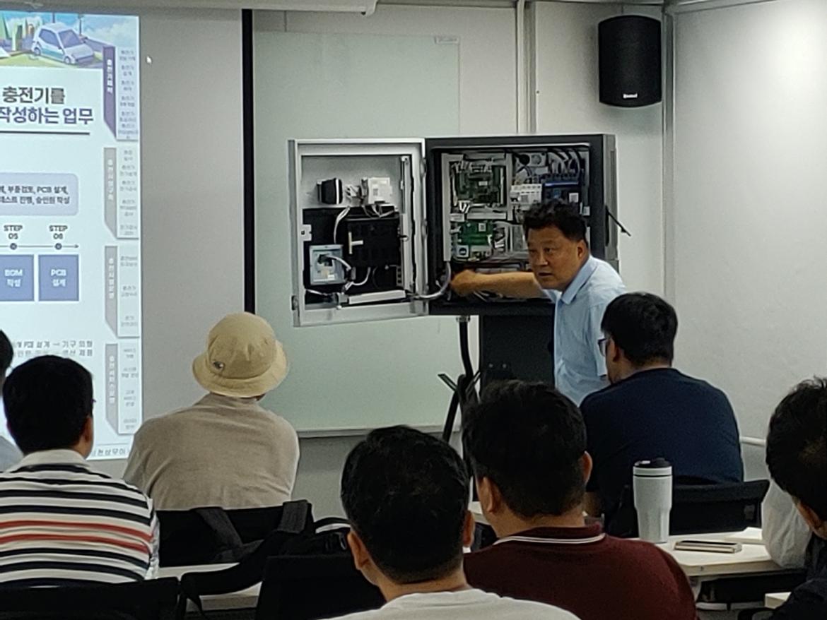 40대직업캠프_탐색과정_전기차충전시설관리사_11.jpg